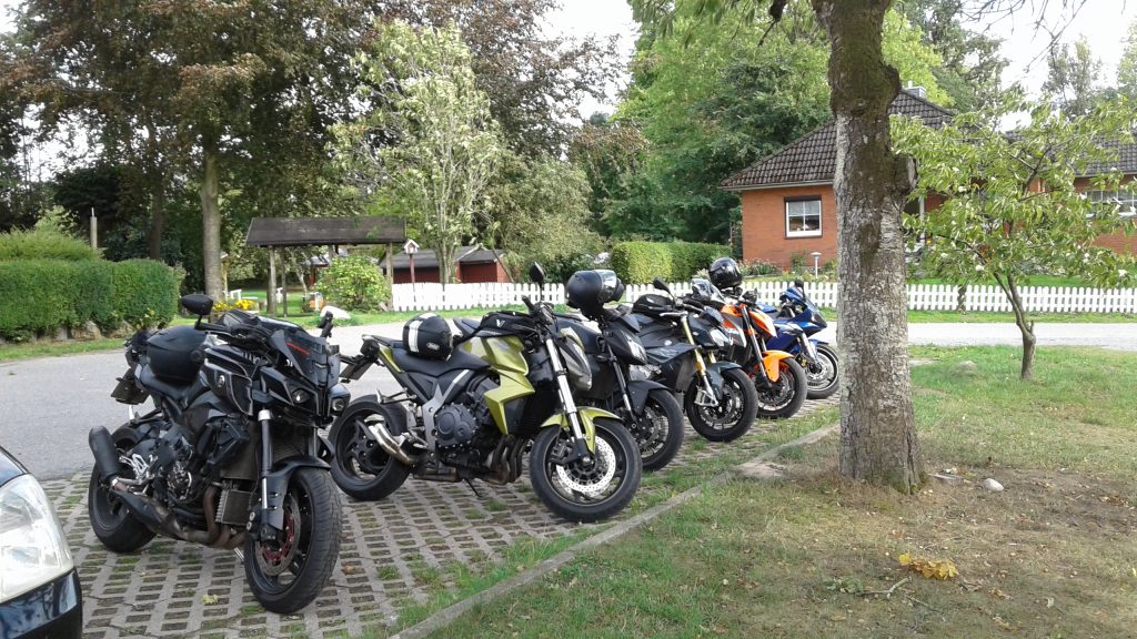 Motorradtouren durch Norddeutschland: Westensee & Kuchen im Landgasthof Kirschenholz